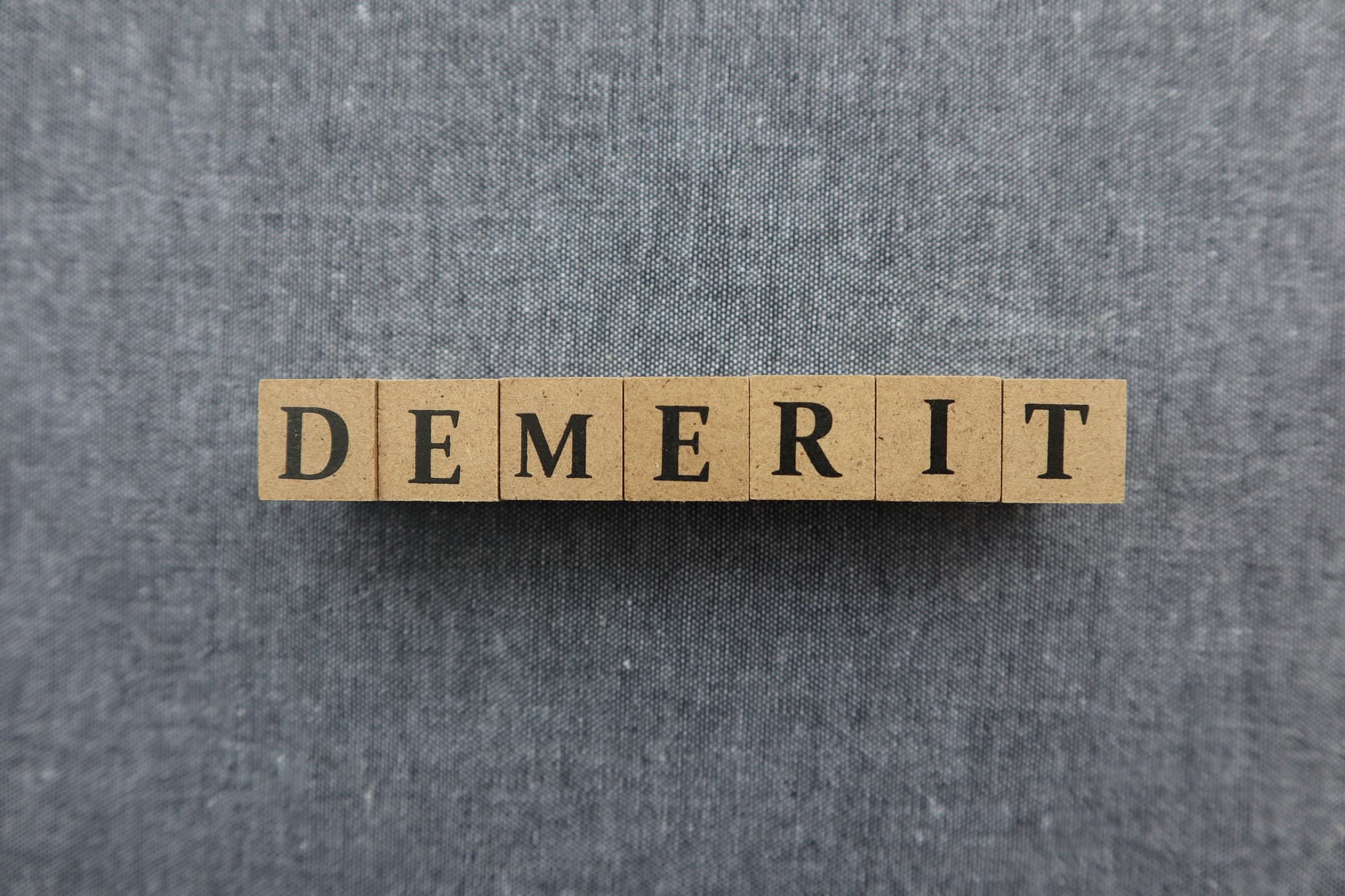 成人が矯正を検討するデメリットのイメージ