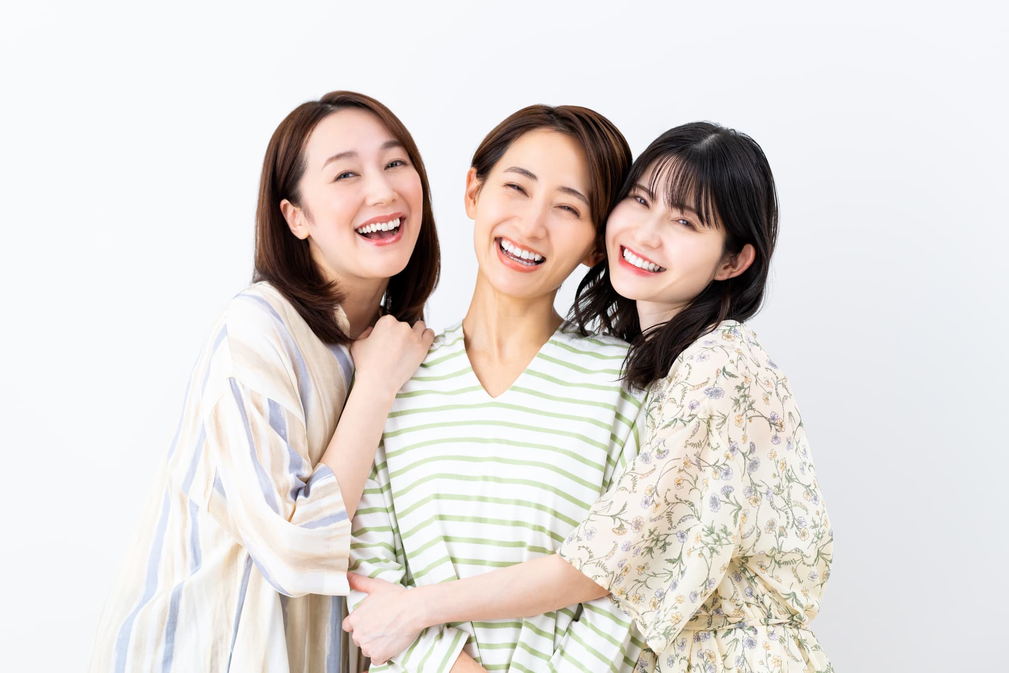年代の違う笑顔の三人の女性