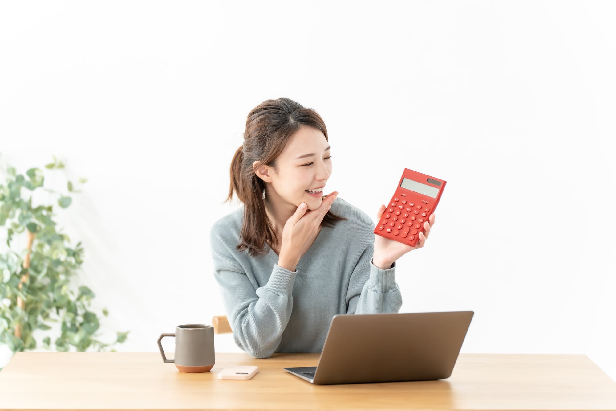 大人の矯正治療にかかる費用を計算する女性