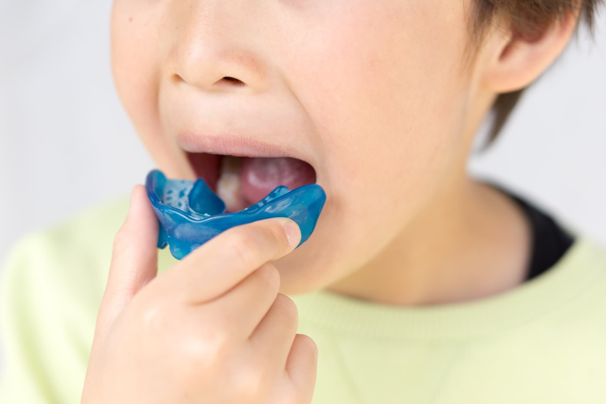 プレオルソのマウスピースを装着する子ども