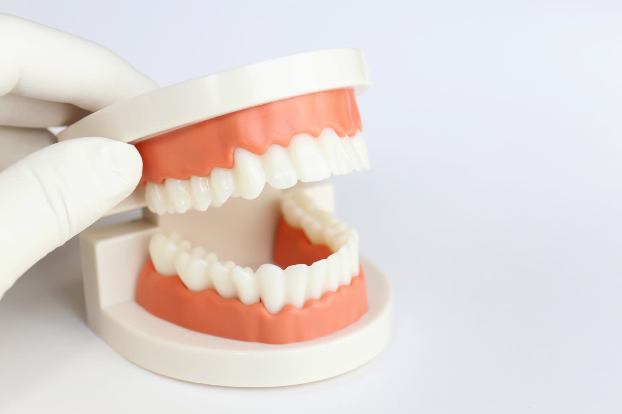 後戻りについて説明する歯科医師