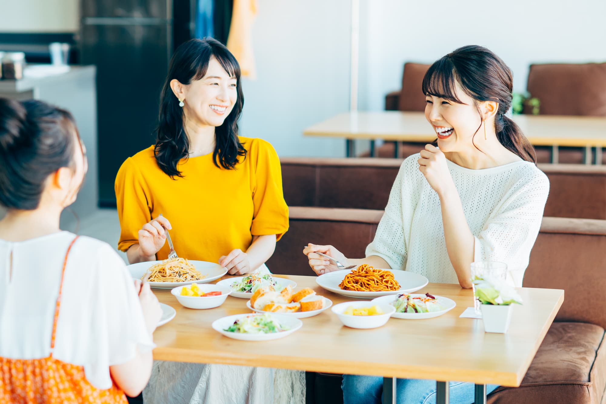 友人と食事を楽しむ女性たち