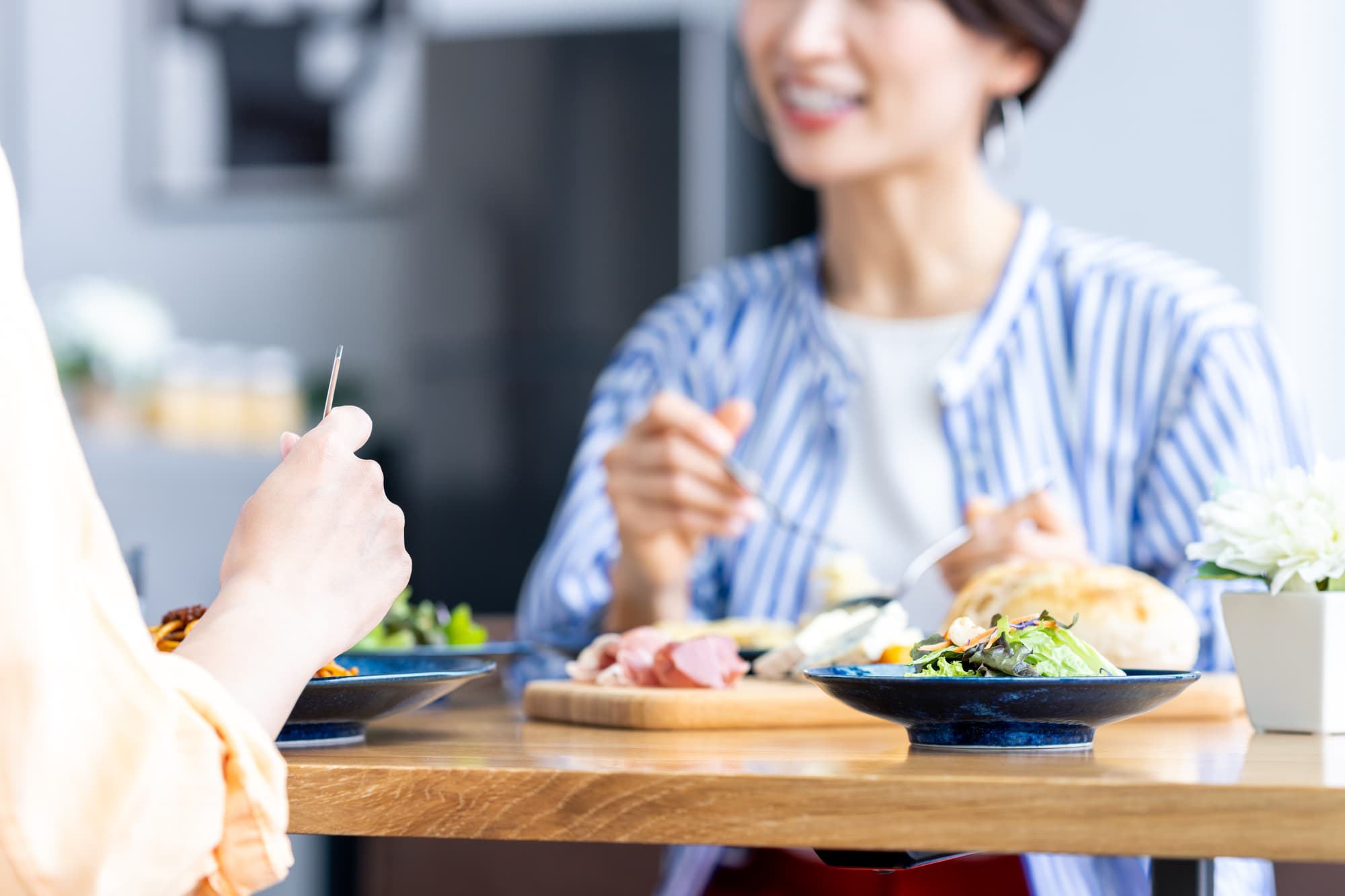 外食をする女性