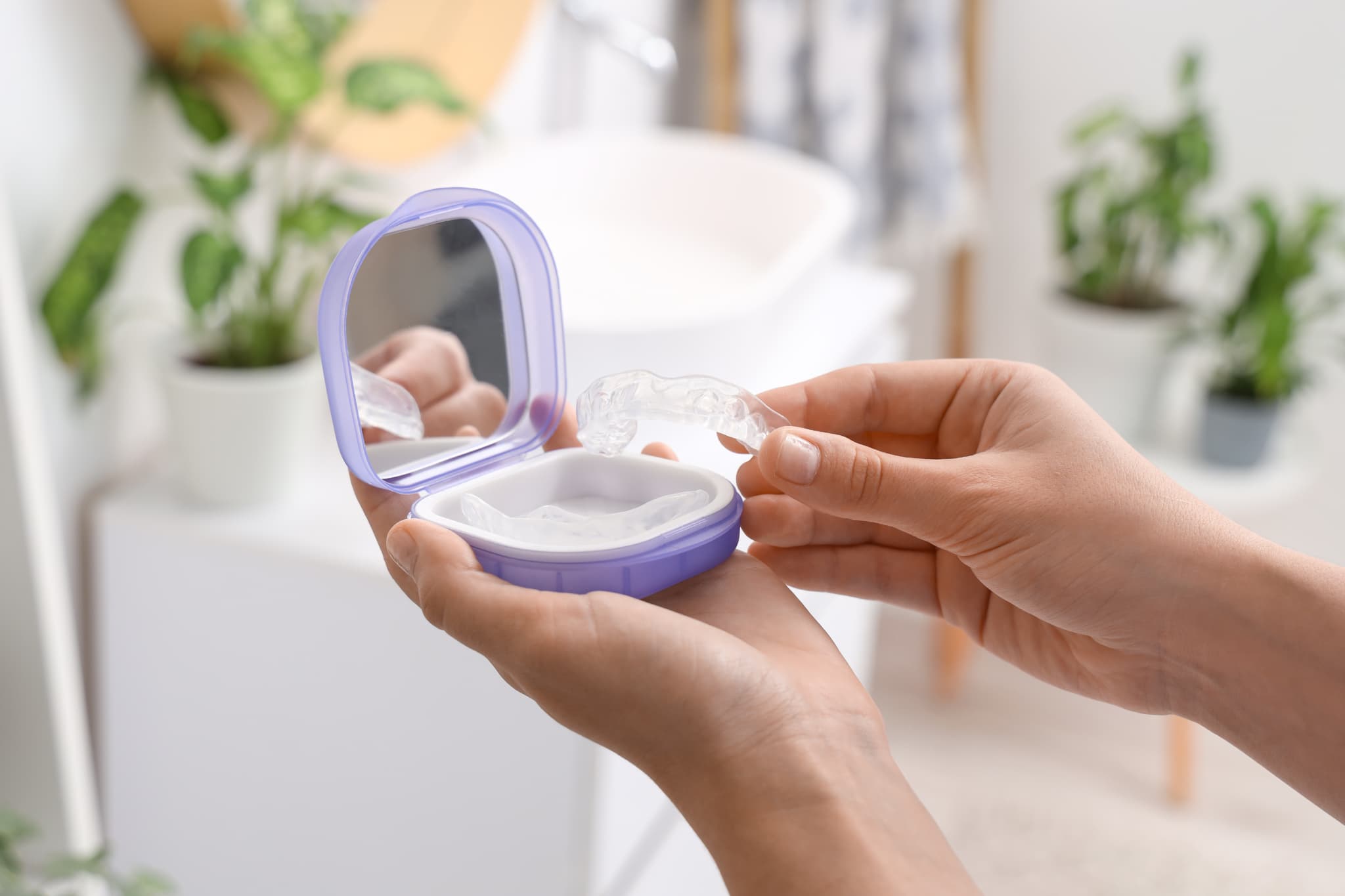 マウスピースが割れるのを防ぐために正しい方法で保管する様子