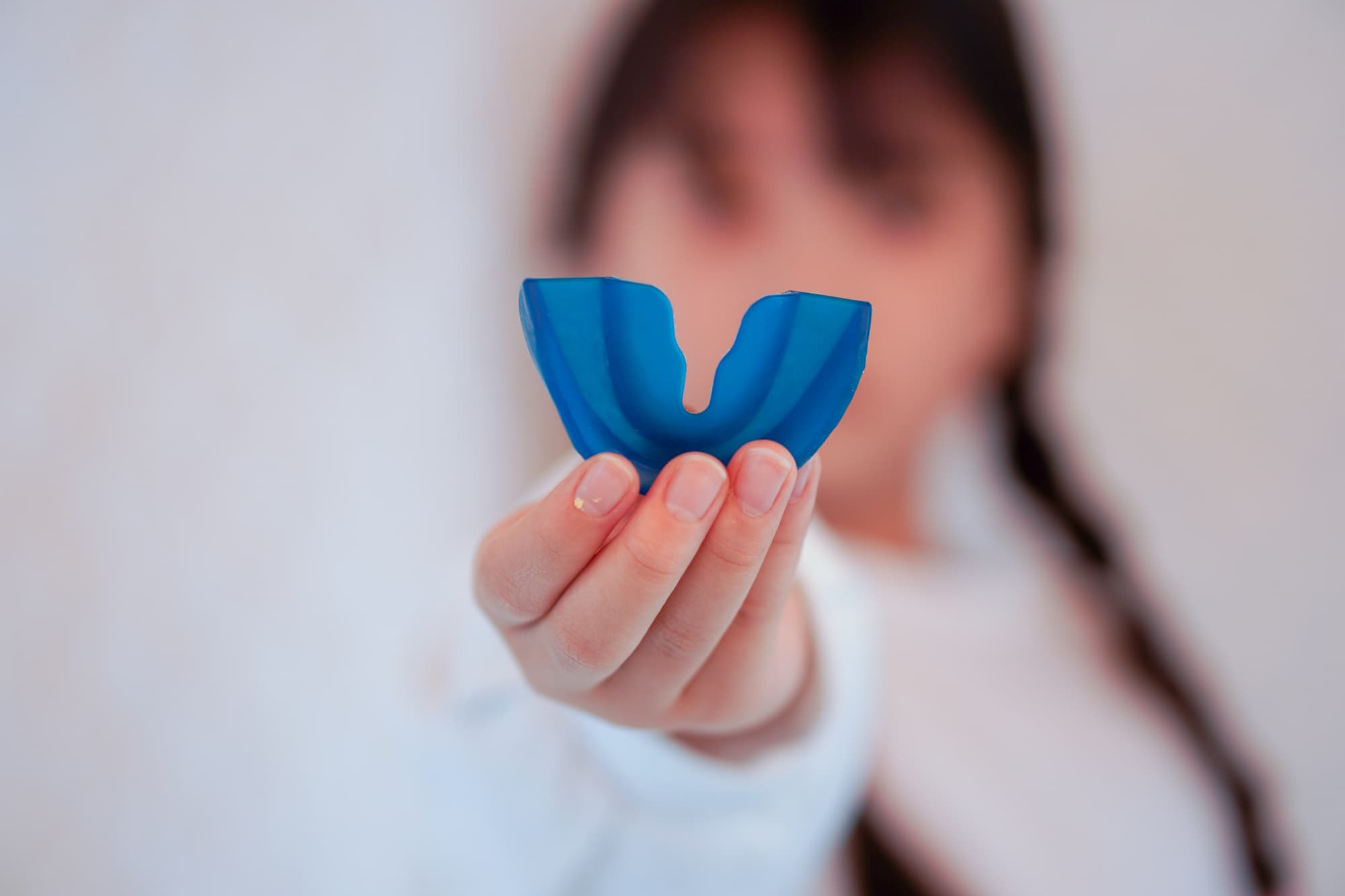 マイオブレースのマウスピースを持つ子ども