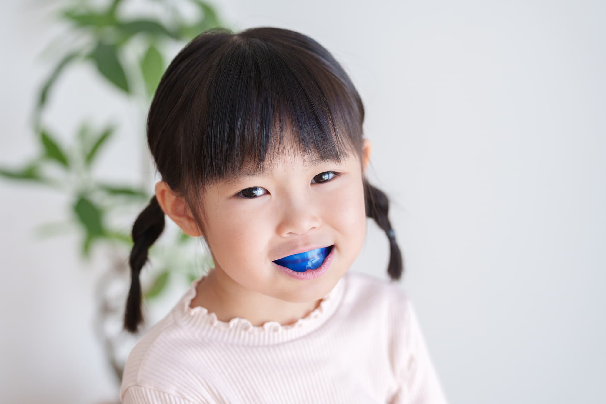 マイオブレースのマウスピースを装着した子ども