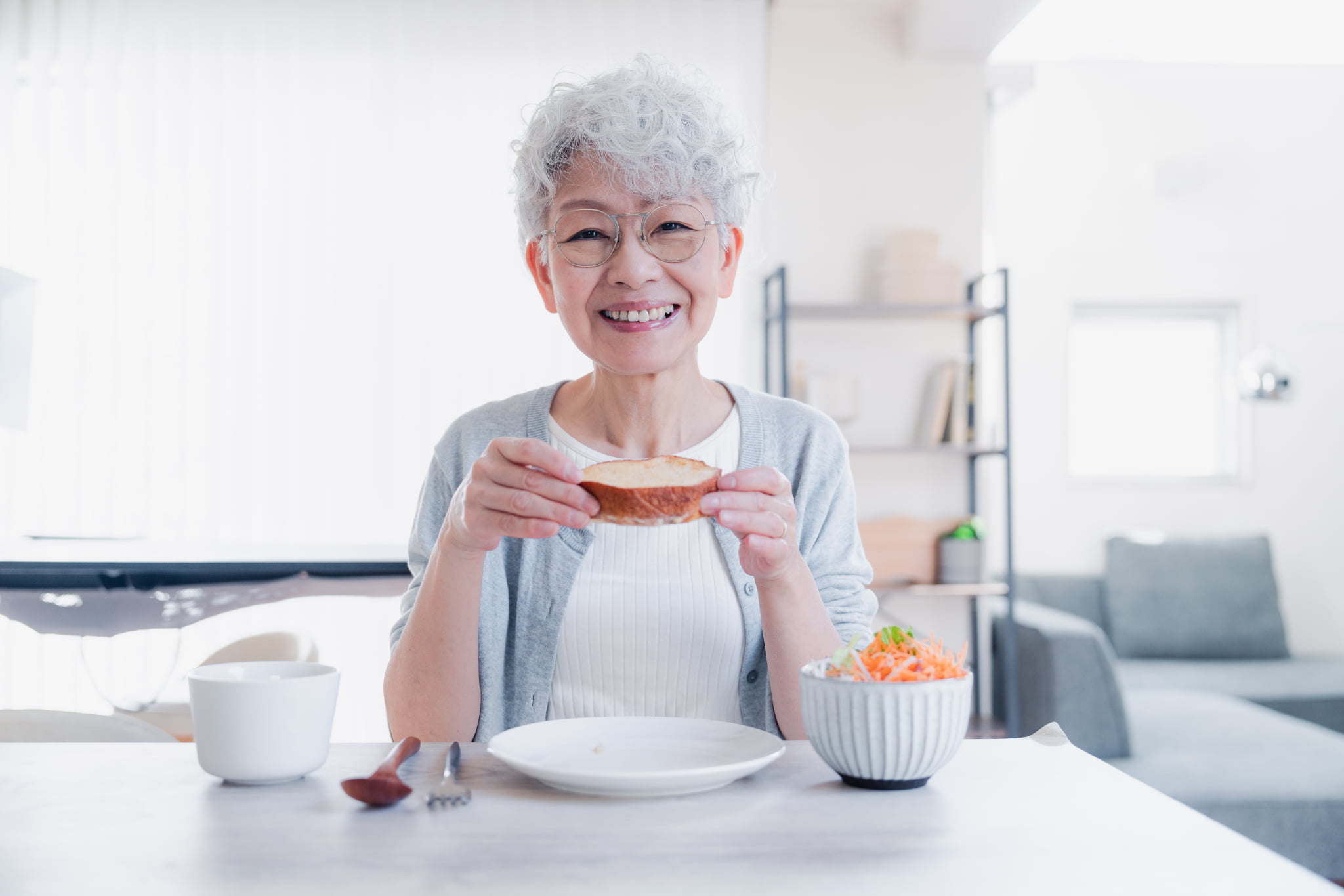 部分入れ歯をして快適に食事をする女性