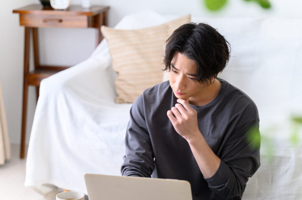 床矯正とは何かを考えている男性