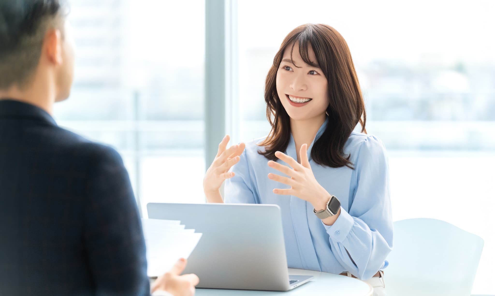 滑舌が気にならなくなり、笑顔で話をする女性