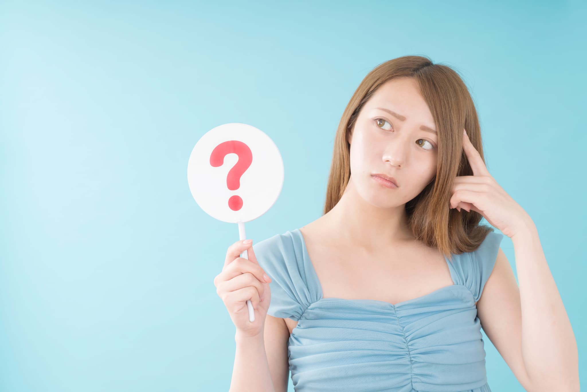 矯正治療中に滑舌は悪化するのか疑問を持つ女性