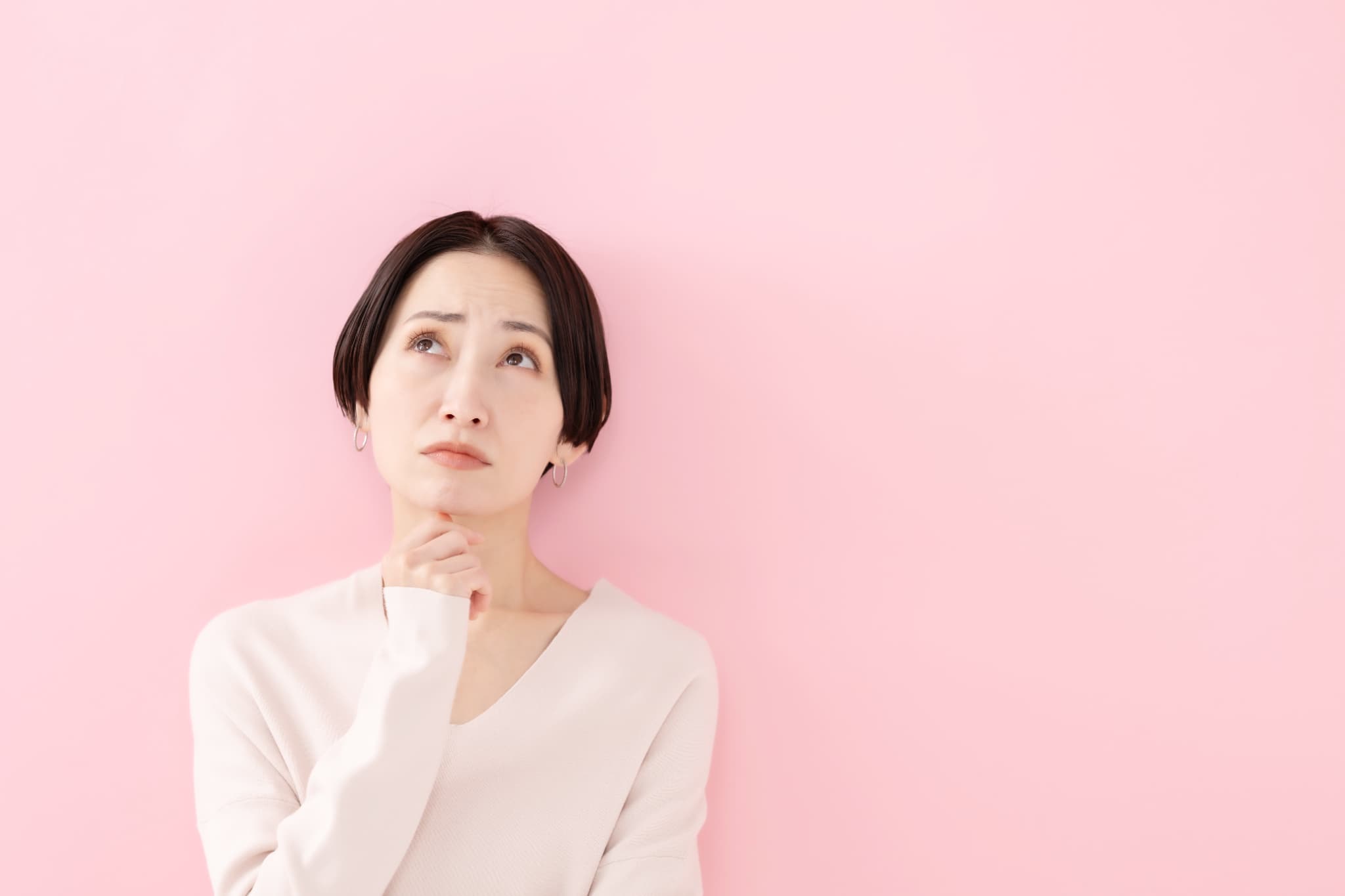 矯正治療後は滑舌は治るのか考える女性