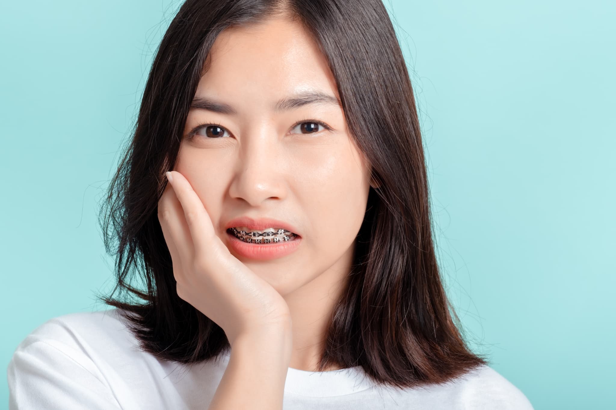 矯正装置にに違和感を感じる女性