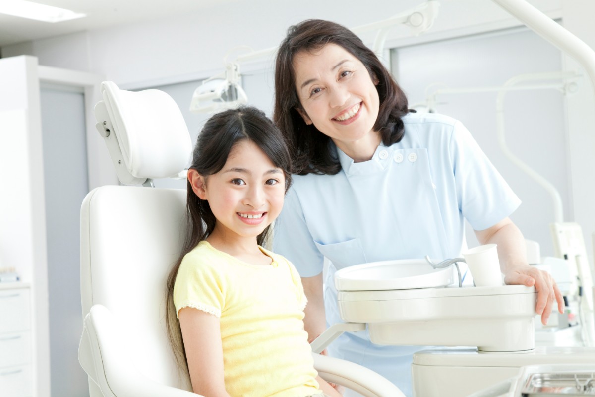 歯科医師の先生とmftトレーニングをしている子ども