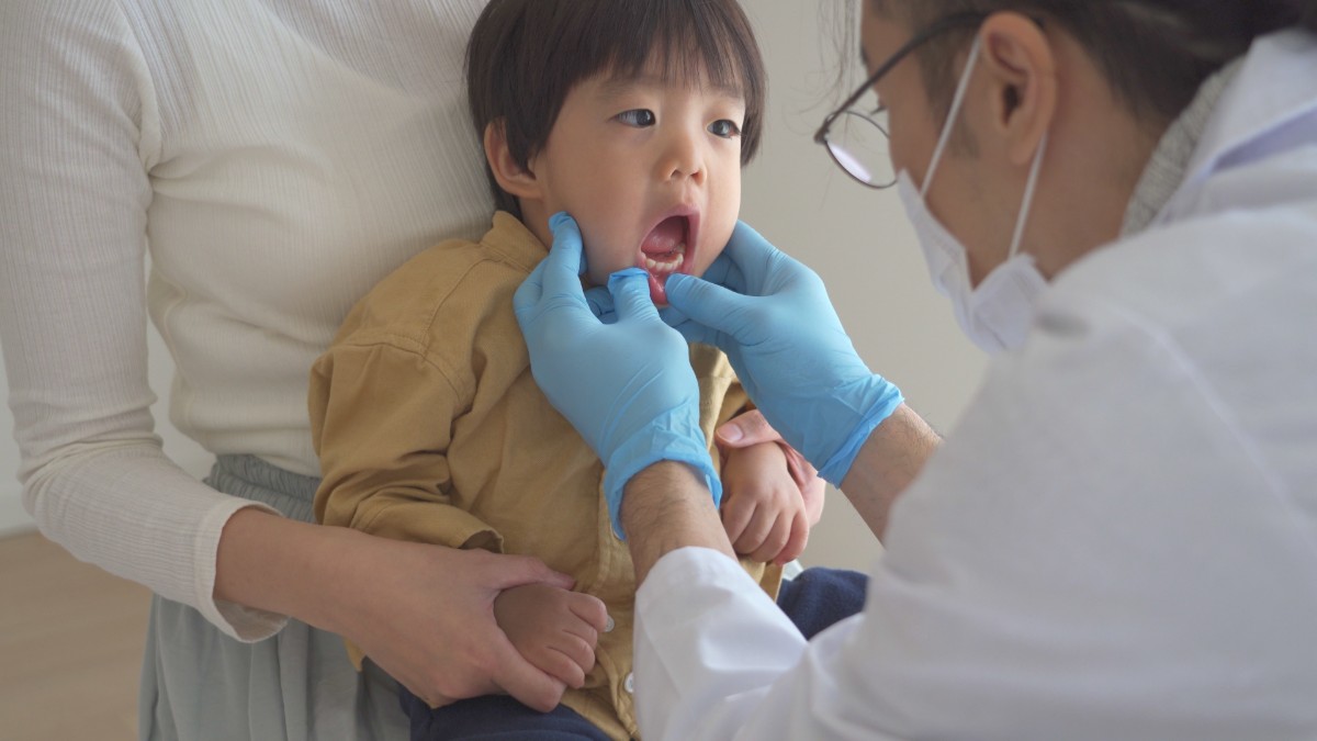 歯科医師の先生とmftトレーニングをしている子ども