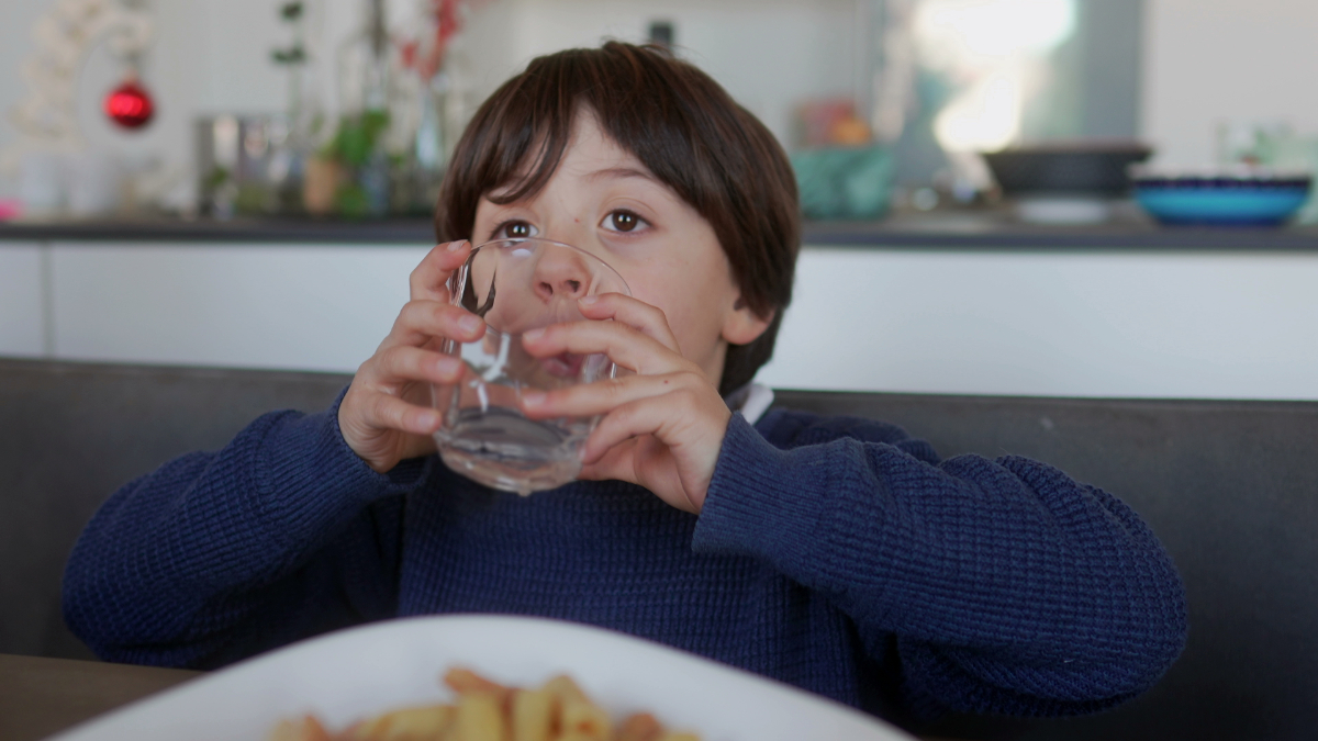 こまめな水分補給をする子ども