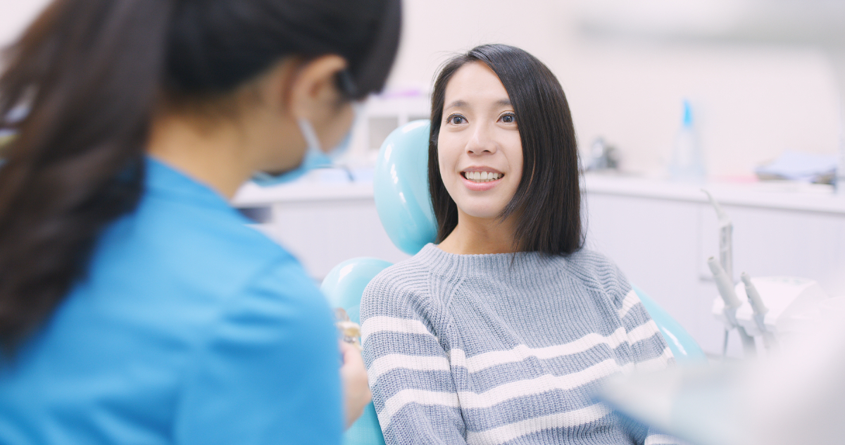 セラミックの歯を交換する流れを説明する歯科医師