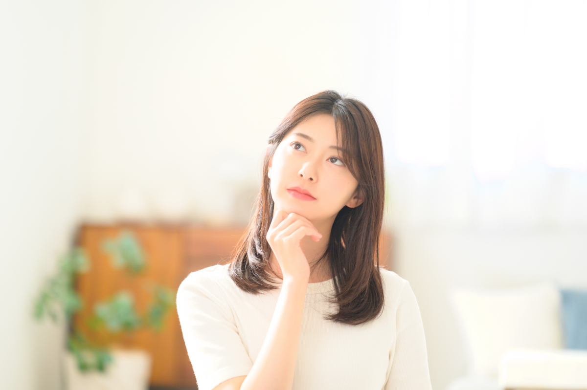 セラミックの歯は交換できるかを考えている女性