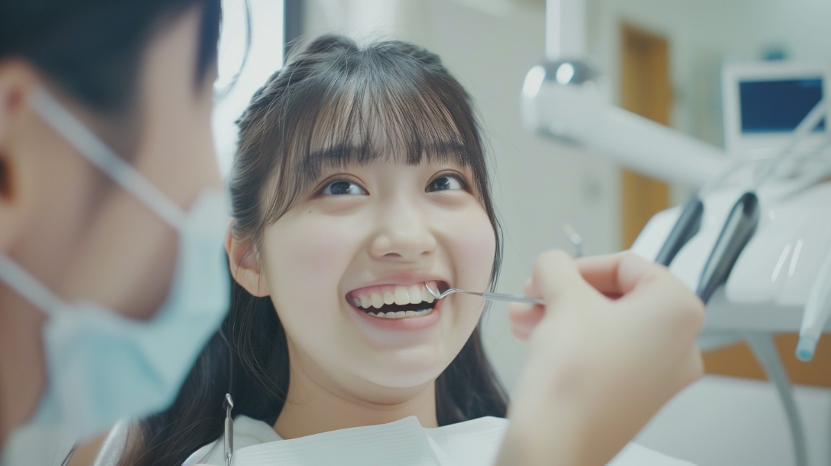 歯科医院で定期検診をしている様子
