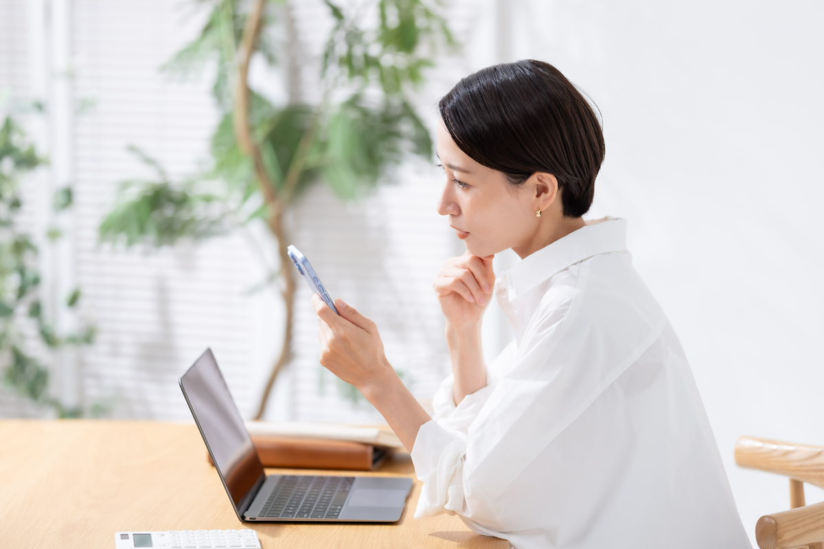 小児矯正はいつから受けられるのかを考えている様子