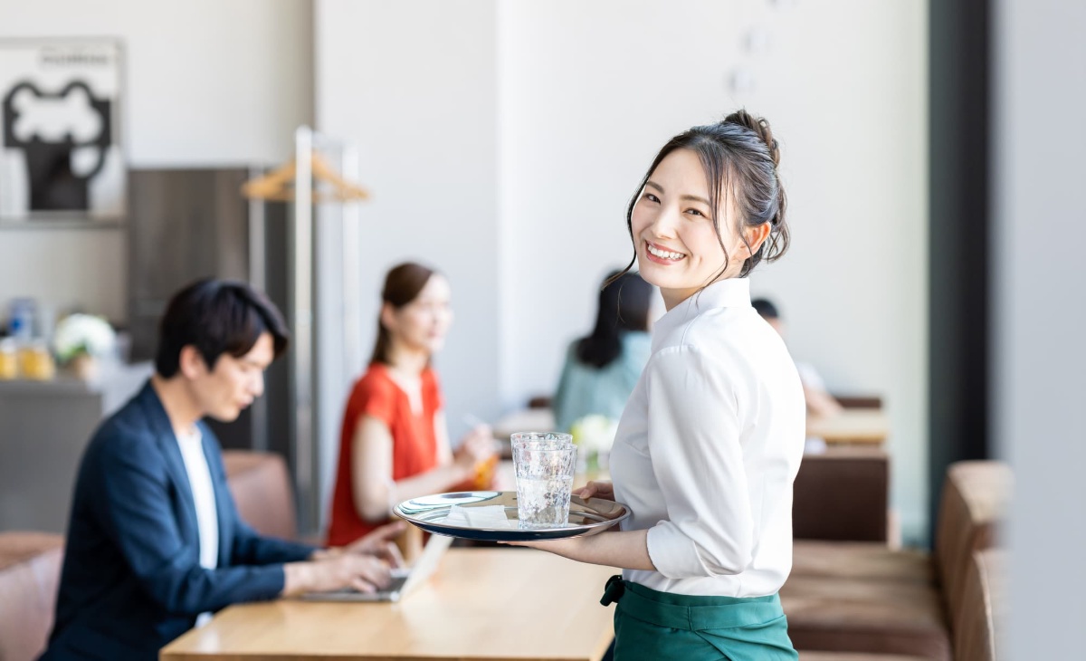 八重歯を矯正して整った歯並びになったカフェ店員の女性
