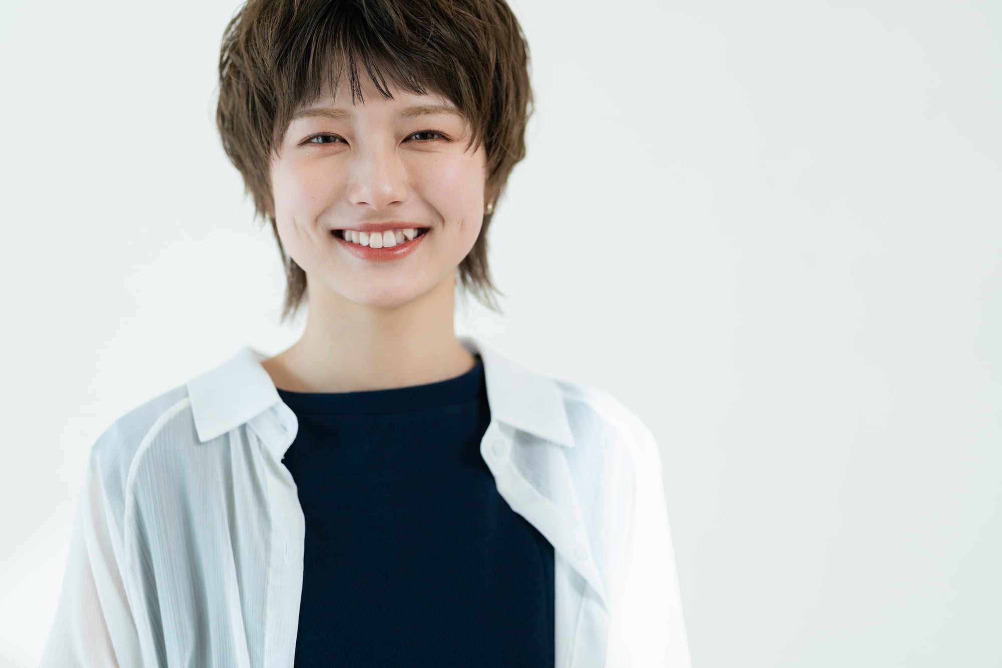 八重歯のかわいい女性